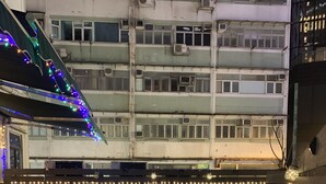 Un bar situé sur le toit, avec une terrasse et des guirlandes lumineuses.
