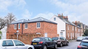 A row of terraced houses with a clear sky. - The Mews - 1BR Studio in Jericho Near City Centre (Oxford)