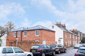A row of terraced houses with a clear sky. - The Mews - 1BR Studio in Jericho Near City Centre (Oxford)