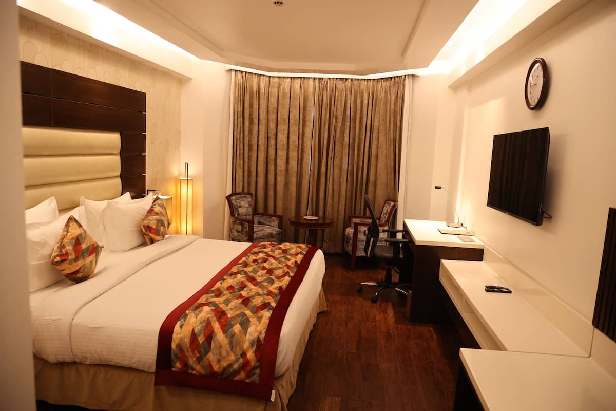 Executive Room | 1 bilik tidur, peti besi dalam bilik, meja, langsir/tirai gelap terus