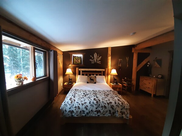 Deluxe Room | Premium bedding, free WiFi, bed sheets - Arctic Divide Lodge (Dease Lake)