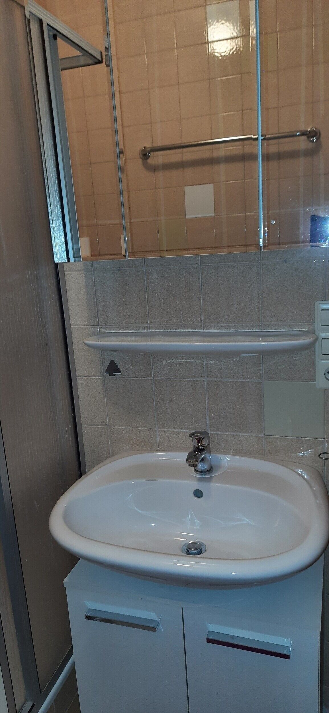 Douche, sèche-cheveux, serviettes fournies