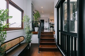 Studio Deluxe | Coin séjour | Télévision à écran plat de 42 pouces avec chaînes par câble, télévision