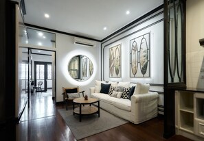 Studio, terrasse | Coin séjour | Télévision à écran plat de 42 pouces avec chaînes par câble, télévision