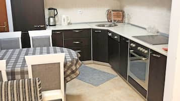 Refrigerador, horno, placa de cocina, tetera/pava eléctrica