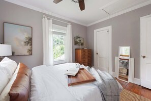 2 bedrooms, desk, iron/ironing board, WiFi