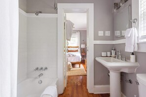 Vasca, asciugacapelli, asciugamani