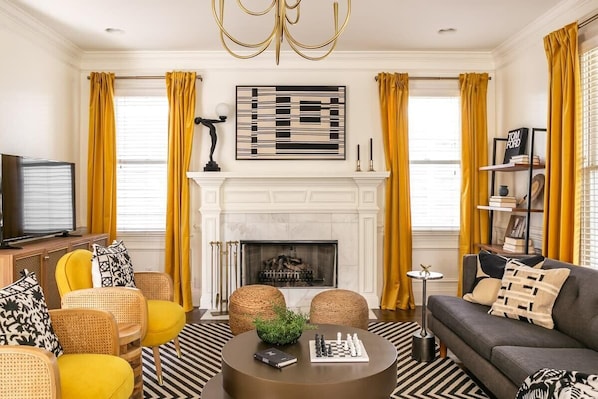 TV, fireplace, offices - Magpie Manor (Atlanta)