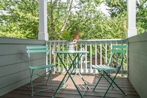 Outdoor dining - Magpie Manor (Atlanta)