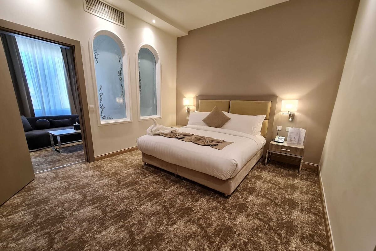 Executive Double Room, 1 King Bed | Minibar, in-room safe, desk, laptop workspace