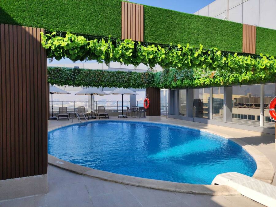 Una piscina al aire libre