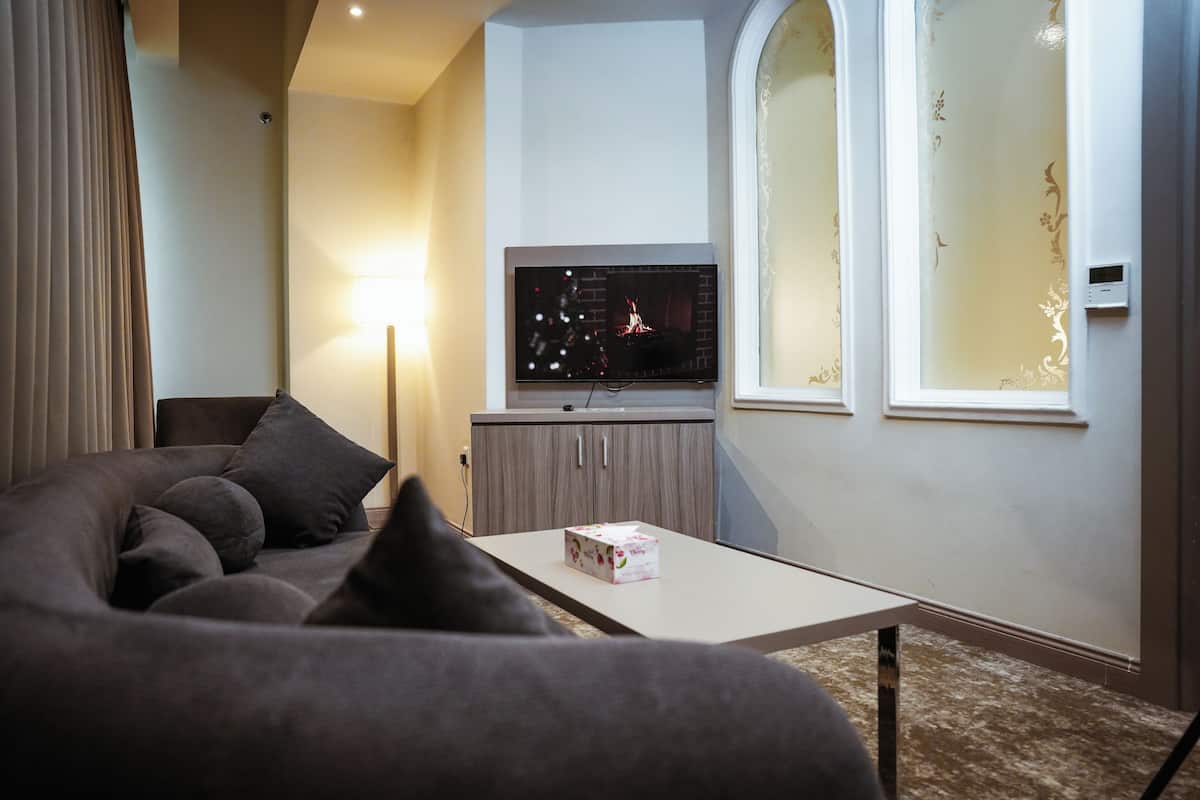 Minibar, caja de seguridad en la habitación y escritorio