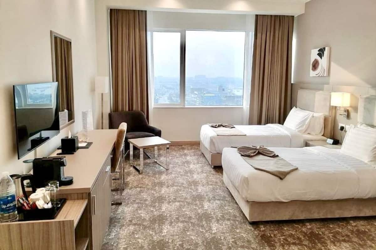 Minibar, caja de seguridad en la habitación y escritorio