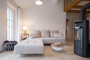 Fernseher, Kamin, Stereoanlage