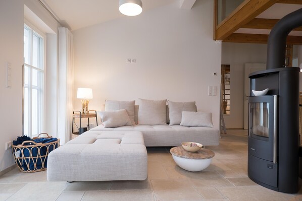 Fernseher, Kamin, Stereoanlage