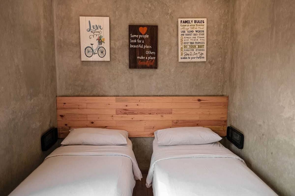 Habitación Deluxe con 2 camas individuales | Tabla de planchar con plancha y wifi gratis