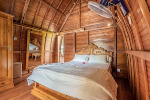 مساحة عمل للكمبيوتر المحمول وستائر تعتيم وواي فاي مجانًا وملاءات أسرّة