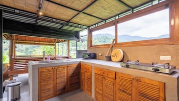 Kühlschrank, Herdplatte, Wasserkocher, Kochgeschirr/Geschirr/Besteck