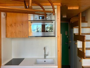 Geladeira, micro-ondas, cooktop, lava-louças
