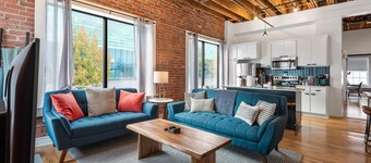 Oak St Lofts #1 -  Downtown Loft w/ Private Parking, Walk to T-Mobile Center and Streetcar!