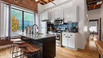 Coffee/tea maker, fridge, microwave, oven
