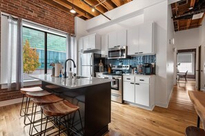 Réfrigérateur, micro-ondes, four, plaque de cuisson