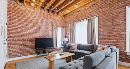 Oak St Lofts #1 - Downtown Loft w/ Private Parking, Walk to T-Mobile Center and Streetcar!