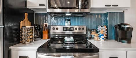 Frigorífico, microondas, horno y placa de cocina