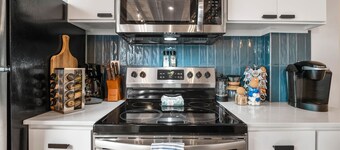 Oak St Lofts - 3brm 2bath Private Parking, Walk to T-Mobile Center!