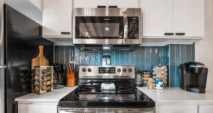 Oak St Lofts - 3brm 2bath Private Parking, Walk to T-Mobile Center!