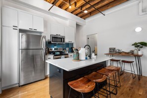 Frigorifero, microonde, forno, piano cottura