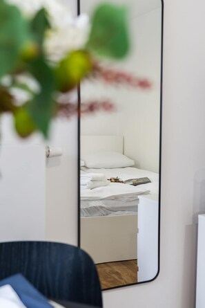 Iron/ironing board, WiFi, bed sheets