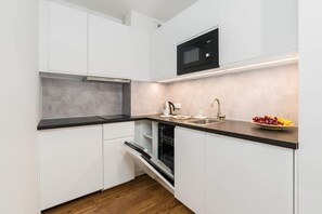 Fridge, stovetop, dishwasher, cookware/dishes/utensils