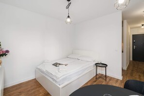 Tabla de planchar con plancha, wifi, ropa de cama
