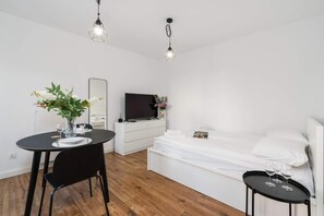 Iron/ironing board, WiFi, bed sheets