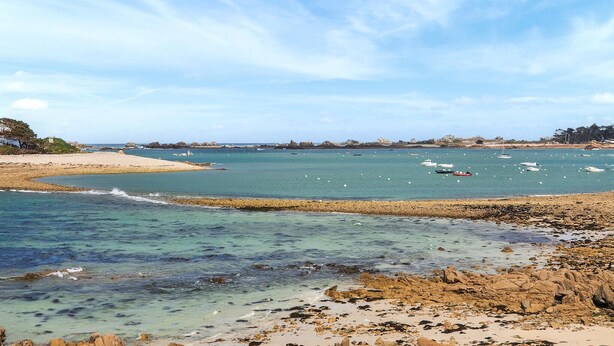 A coastal landscape with clear waters, rocky shorelines, and boats. - 3 bedroom stunning home in Trévou-Tréguignec (Trévou-Tréguignec)