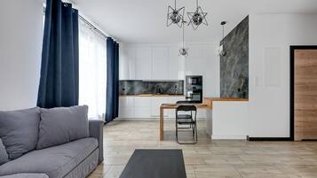 Apartamento Deluxe | Cocina privada | Frigorífico, microondas, horno y placa de cocina