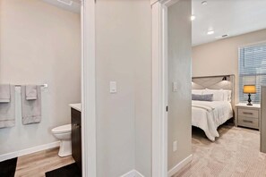 Combined shower/tub, hair dryer, towels