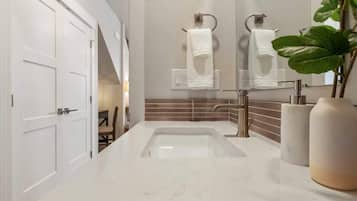 Combined shower/tub, hair dryer, towels
