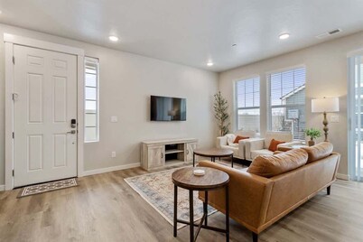 | Hounslow way | Elegant 2 bedroom townhome | Namp