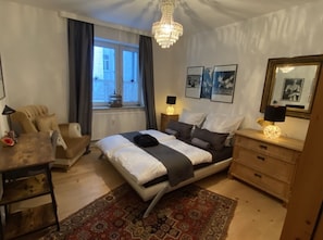 1 chambre, coffre-fort, bureau, fer et planche Ă repasser