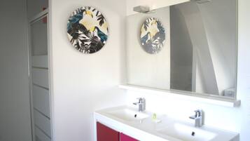 Dusche, Haartrockner, Toilettenpapier