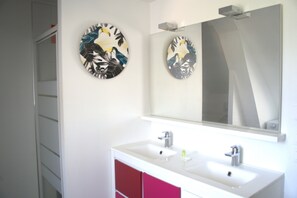 Dusche, Haartrockner, Toilettenpapier