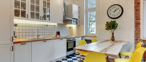 Departamento familiar | Cocina privada | Refrigerador, microondas, horno y parrilla de estufa