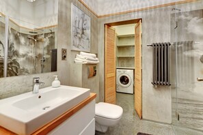 Familienapartment | Badezimmer | Dusche, Haartrockner, Handtücher, Seife