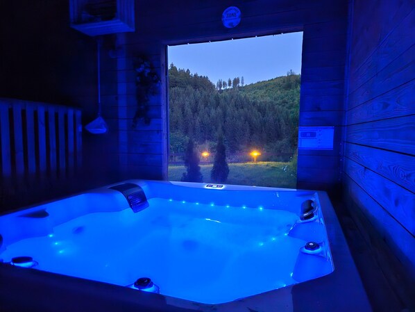 Outdoor spa tub - Holiday Home Grimme | 350 m² | 18 Guests | XXL Play Hall | Hot Tub | Sauna (Schmallenberg)