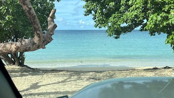 Una spiaggia nelle vicinanze, lettini da mare, teli da spiaggia