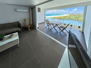 TV - Top floor unit 520 ft2 with stunning dominant view on ocean, St Barth, Orient B. (Collectivité de Saint-Martin)
