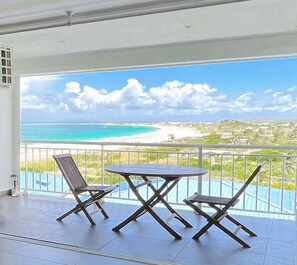 Outdoor dining - Top floor unit 520 ft2 with stunning dominant view on ocean, St Barth, Orient B. (Collectivité de Saint-Martin)