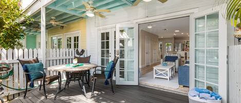 屋外ダイニングエリア